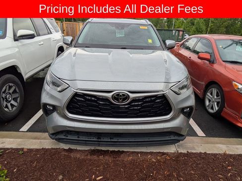 Used 2021 Toyota Highlander XLE FWD image 2