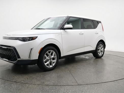 Used 2025 Kia Soul LX w/ LX Technology Package FWD image 3
