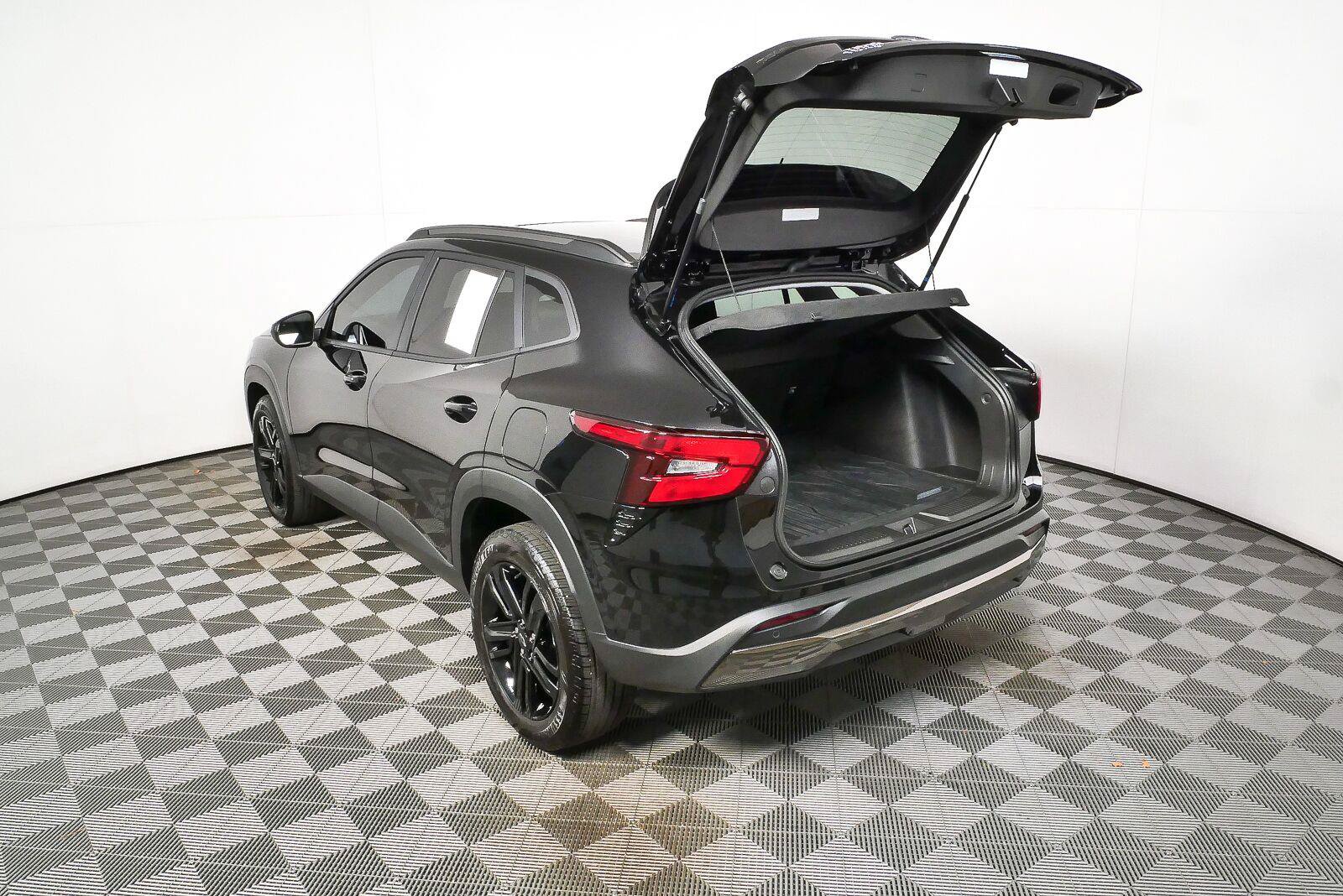 Used 2025 Chevrolet Trax ACTIV w/ Sunroof Package FWD image 28