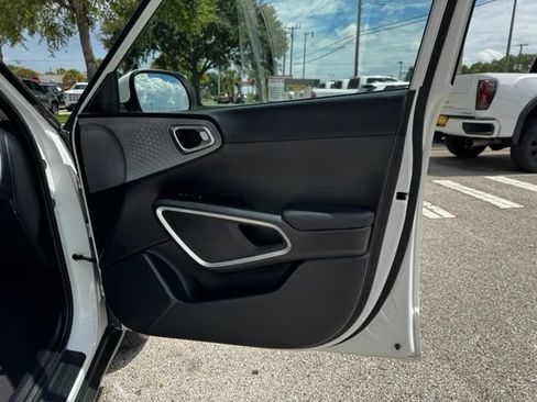 Used 2025 Kia Soul LX w/ LX Technology Package FWD image 11
