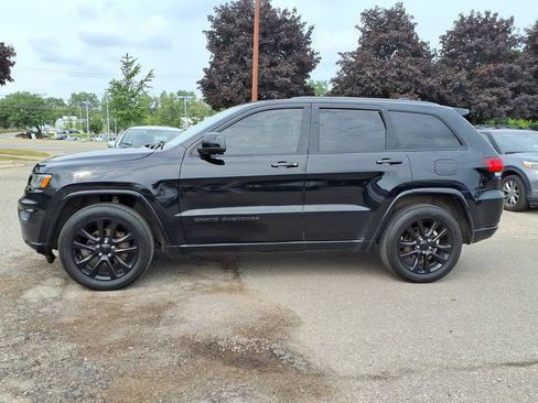 Used 2019 Jeep Grand Cherokee Altitude AWD/4WD image 2