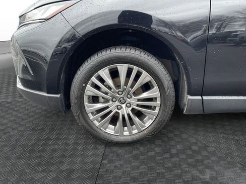 Used 2023 Toyota Venza XLE image 11