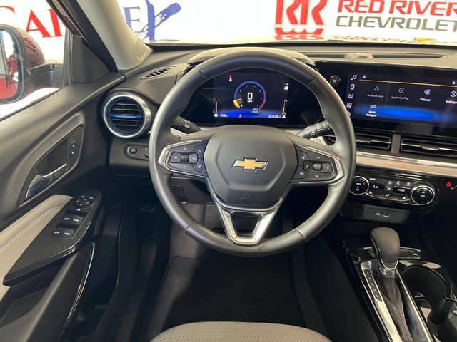 Used 2025 Chevrolet Trax LT w/ LT Convenience Package FWD image 14
