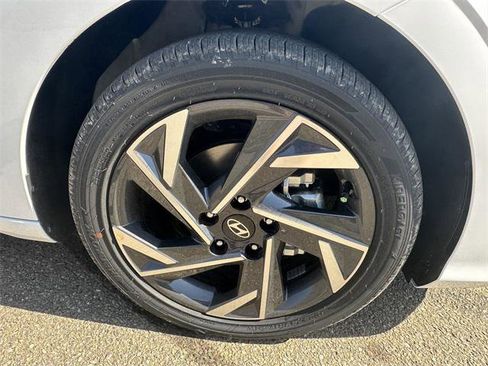 New 2025 Hyundai Elantra Limited image 12
