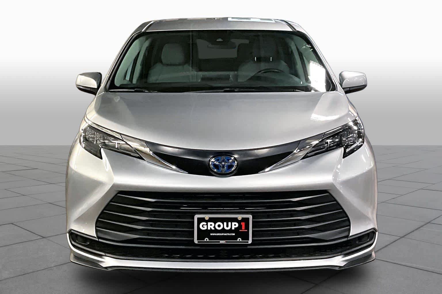 Certified 2024 Toyota Sienna LE FWD image 4