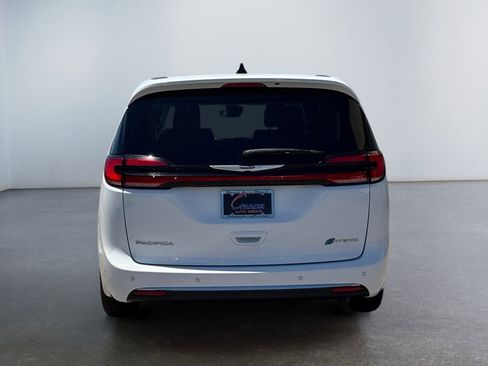 Used 2024 Chrysler Pacifica Limited FWD image 6