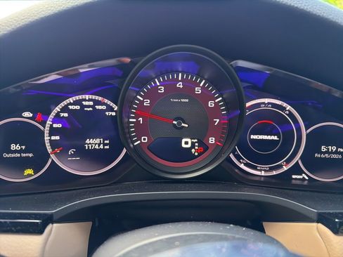 Used 2022 Porsche Cayenne AWD/4WD image 3