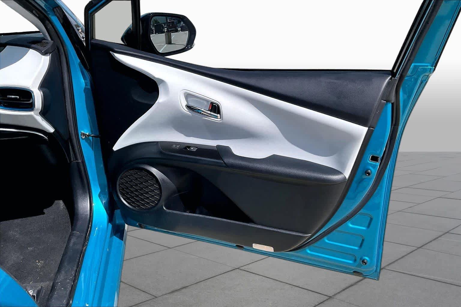 Used 2017 Toyota Prius Prime Advanced w/ Preferred Accessory Package FWD image 22
