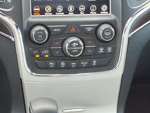 Used 2018 Jeep Grand Cherokee Limited AWD/4WD image 13
