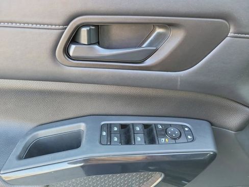 Used 2025 Nissan Pathfinder SV FWD image 12