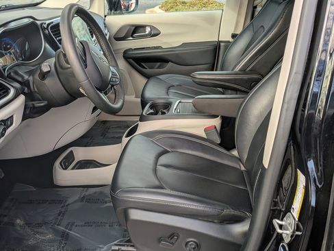 Used 2024 Chrysler Pacifica Touring-L image 16