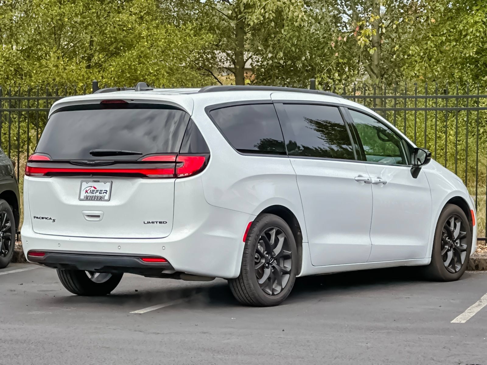 Used 2025 Chrysler Pacifica Limited FWD image 3