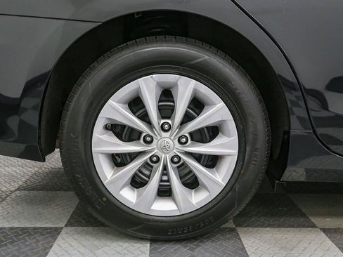 Used 2017 Toyota Camry LE w/ Moonroof Package FWD image 16