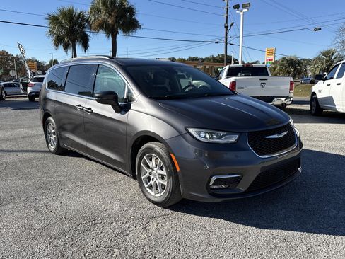 Used 2022 Chrysler Pacifica Touring-L image 7