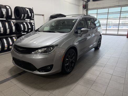 Used 2018 Chrysler Pacifica Limited w/ Advanced Safetytec Group FWD image 4