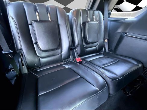 Used 2018 Ford Explorer XLT w/ Equipment Group 202A AWD/4WD image 28
