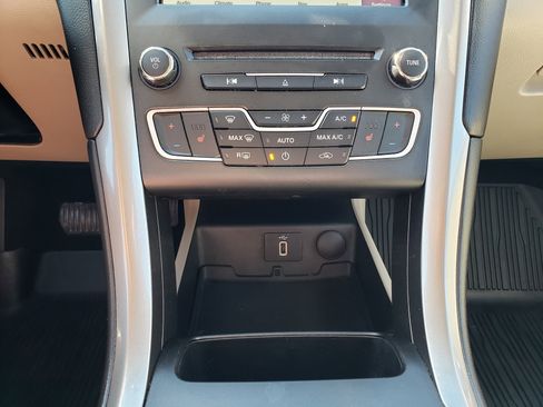 Used 2018 Ford Fusion SE w/ Fusion SE Technology Package FWD image 20