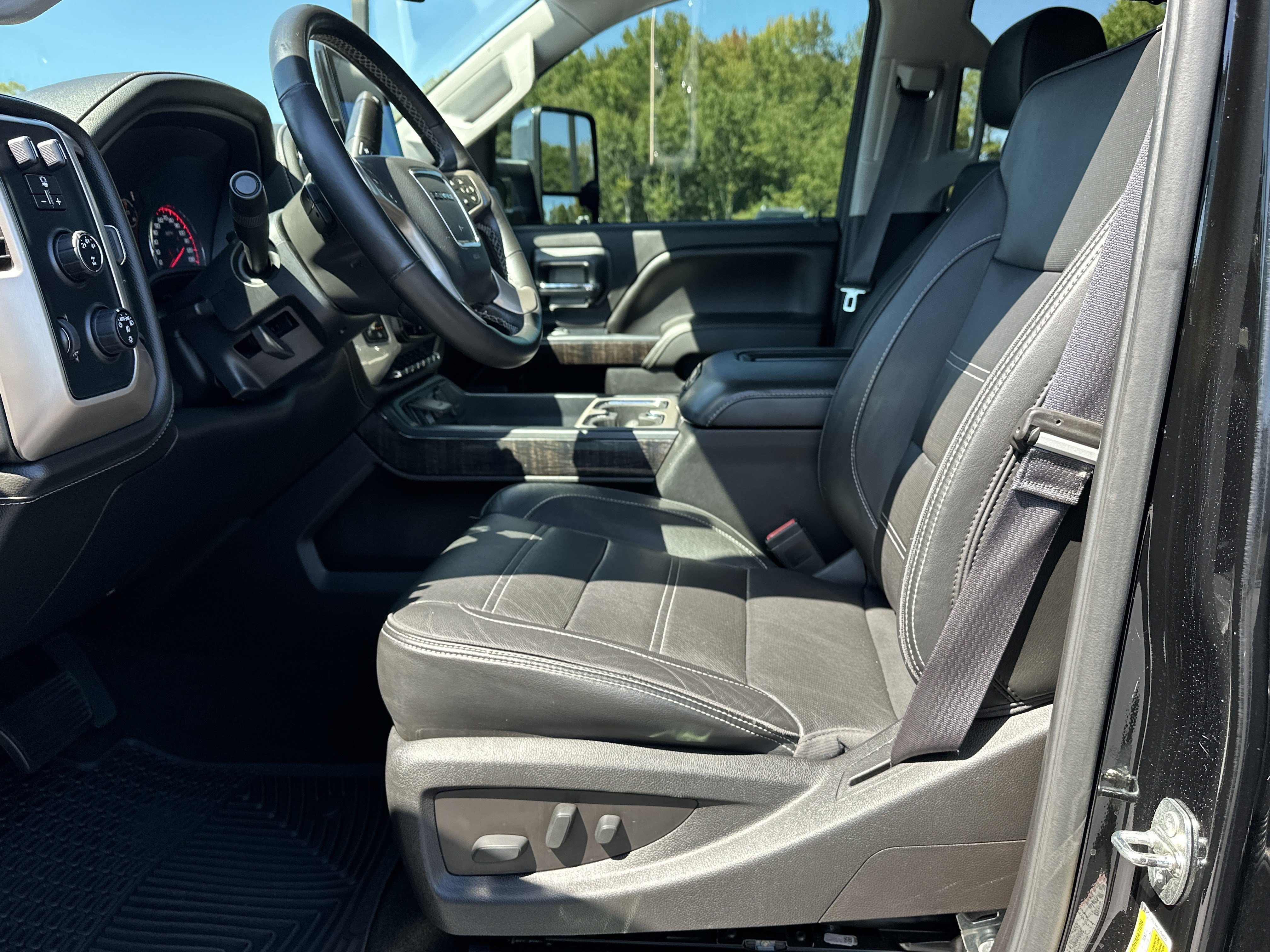 Used 2016 GMC Sierra 2500 Denali w/ Duramax Plus Package AWD/4WD image 9