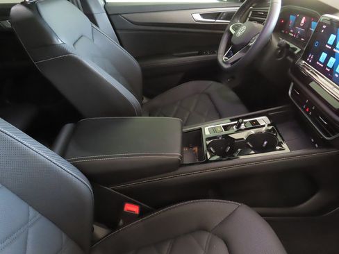Used 2024 Volkswagen Atlas Cross Sport SE FWD image 25