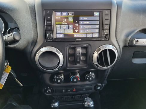 Used 2014 Jeep Wrangler Unlimited Sahara w/ Dual Top Group AWD/4WD image 8