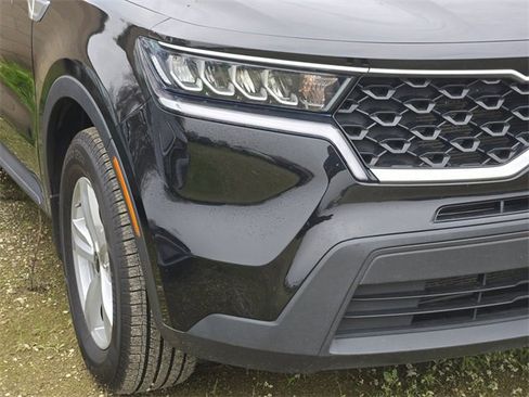 Used 2023 Kia Sorento LX image 4