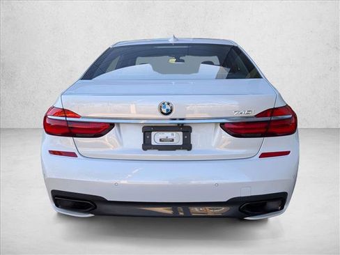 Used 2019 BMW 740i image 7