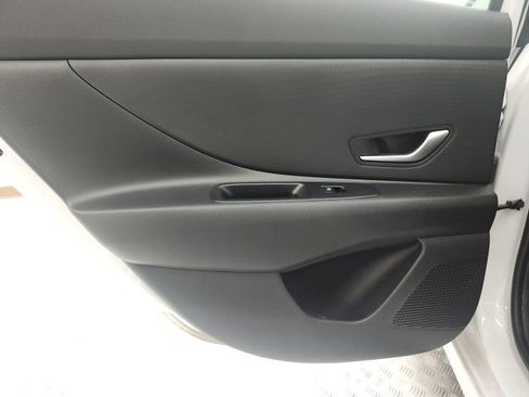 Used 2025 Hyundai Elantra SE image 9