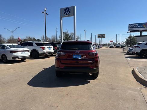 Used 2022 Jeep Compass Latitude FWD image 6