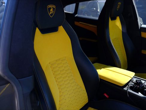Used 2021 Lamborghini Urus AWD/4WD image 24