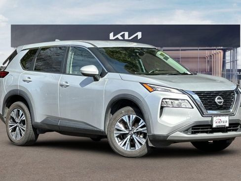 Used 2023 Nissan Rogue SV image 2