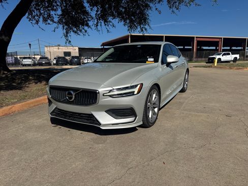 Used 2019 Volvo S60 T5 Momentum w/ Multimedia Package FWD image 1