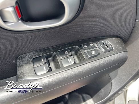 Used 2015 Kia Soul + FWD image 8