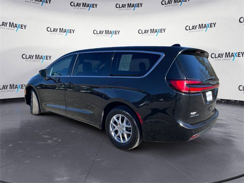 Used 2023 Chrysler Pacifica Touring-L image 3