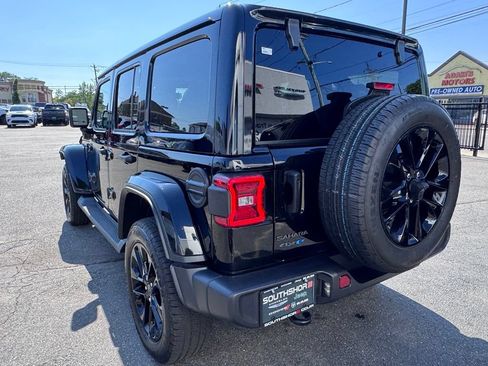 Used 2025 Jeep Wrangler Unlimited Sahara AWD/4WD image 5