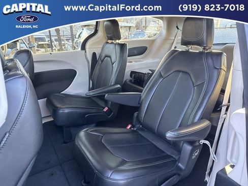 Used 2024 Chrysler Pacifica Touring-L image 16