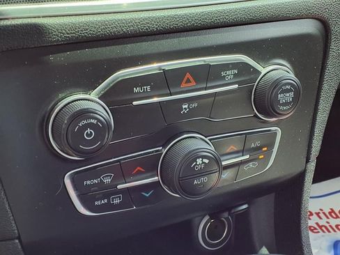 Used 2017 Dodge Charger SXT image 14