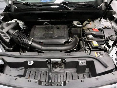 Used 2023 GMC Acadia SLE image 13