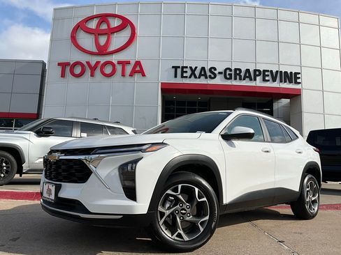 Used 2025 Chevrolet Trax LT w/ LT Convenience Package image 2