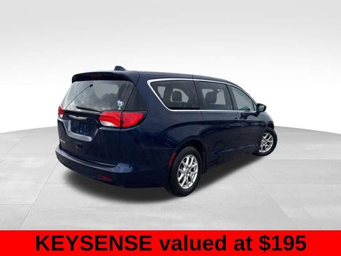 Used 2017 Chrysler Pacifica Touring image 5