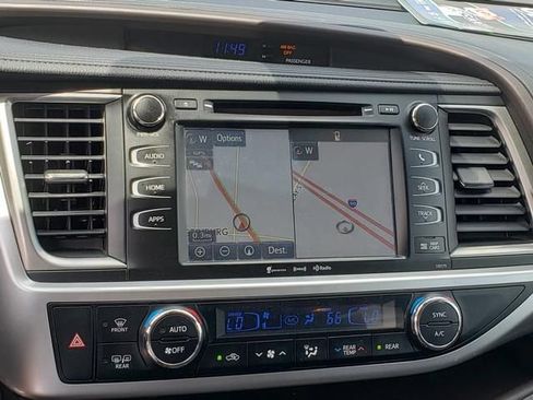 Used 2017 Toyota Highlander XLE AWD/4WD image 23
