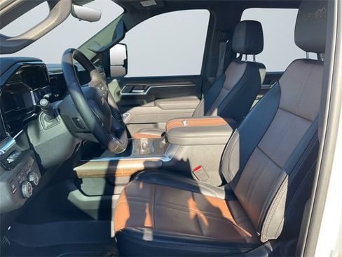 Used 2025 Chevrolet Silverado 3500 High Country w/ Technology Package image 9