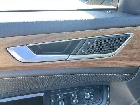 Certified 2025 Volkswagen Atlas SE w/ Panoramic Sunroof Package image 28