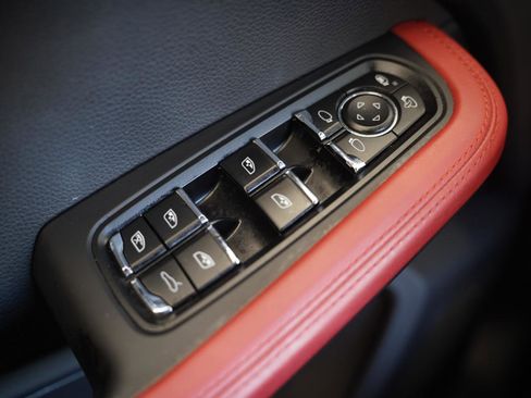 Used 2020 Porsche Macan AWD/4WD image 30