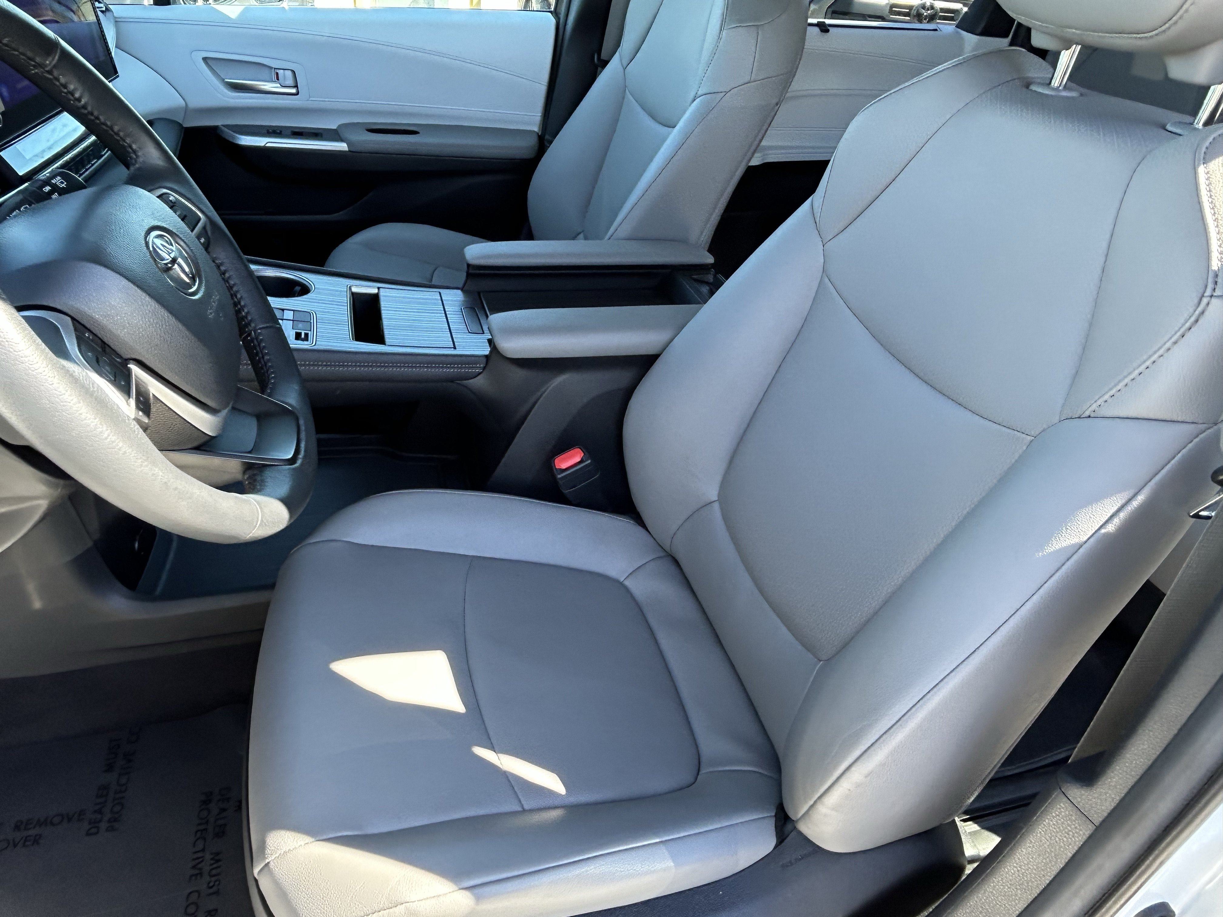 Used 2025 Toyota Sienna XLE FWD image 16