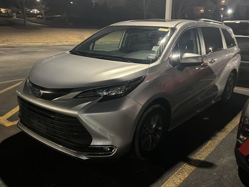 Certified 2024 Toyota Sienna XLE image 1