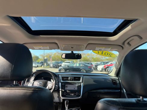 Used 2017 Nissan Altima 3.5 SL w/ 3.5SL Technology Package image 17