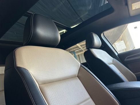 Used 2023 Volkswagen Atlas Cross Sport SE w/ Panoramic Sunroof Package FWD image 17