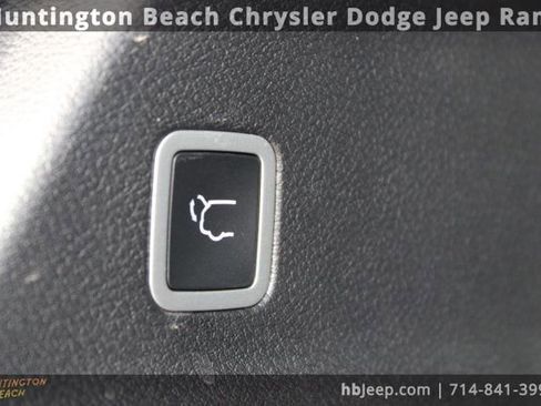 Used 2026 Chrysler Pacifica Select image 50