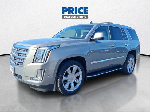 Used 2019 Cadillac Escalade Luxury w/ LPO, Radiant Package AWD/4WD image 2