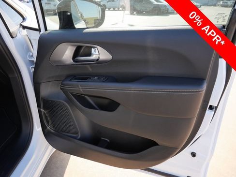 New 2026 Chrysler Pacifica Select FWD image 18